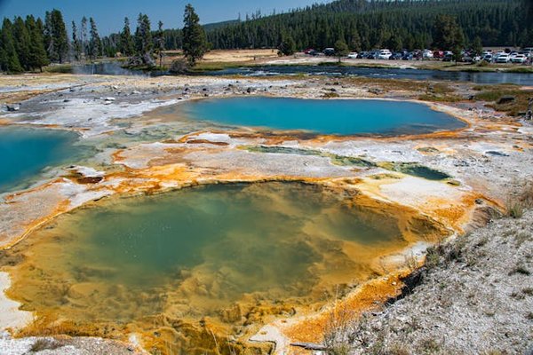 Comment planifier une randonnée pour découvrir les geysers dans le parc national de Yellowstone, USA ?